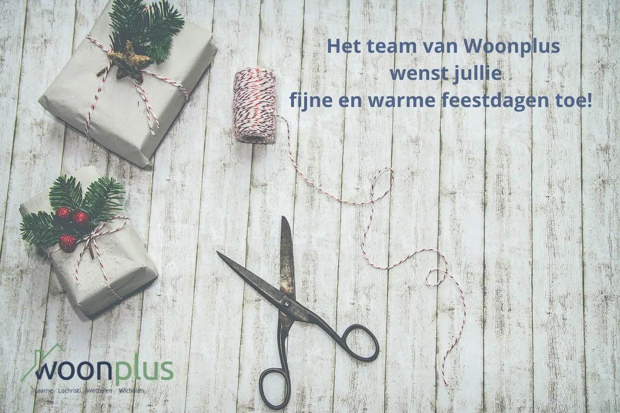 Kaart met een afbeelding van cadeau's, touw en een schaar voor de feestdagen, Woonplus wenst iedereen een fijne feestperiode.