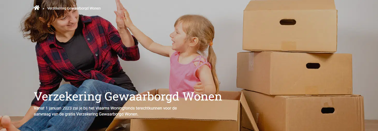 Een kind en moeder spelen in en naast een stapel kartonnen dozen, de afbeelding draagt het opschrift "Verzekering gewaarborgd wonen"
