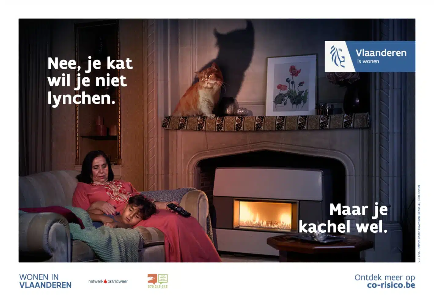 Een afbeelding van een kat dichtbij een kachel, kijkend naar een gezin in de zetel. "Nee, je kat wil je niet lynchen. Maar je kachel wel."