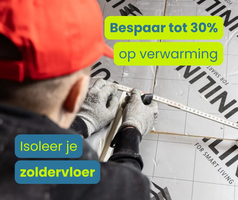 Een persoon isoleert een zoldervloer 