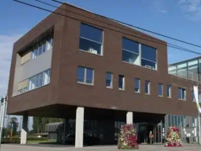Modern gemeentehuis van Wichelen - informatie over gemeentelijke woonpremies en steunmaatregelen